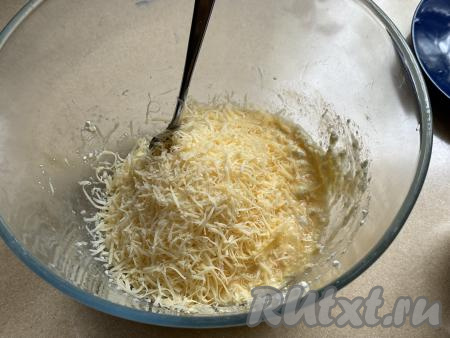 В миску с творожной массой добавить сыр, натёртый на мелкой тёрке.&nbsp;