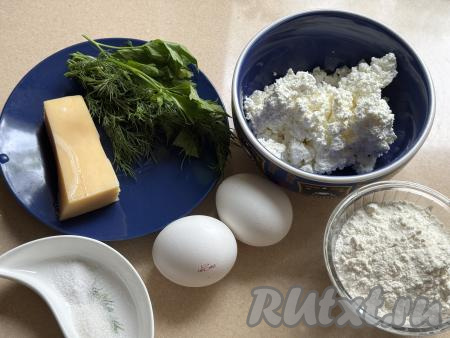 Подготовить продукты для приготовления творожных вафель с сыром и зеленью. Творог можно взять любой жирности. Сыр отлично подойдёт как твёрдых, так и полутвёрдых сортов. Зелень (я взяла укроп и петрушку, но можно использовать и, например, перья зелёного лука) промыть водой, а затем обсушить, разложив на бумажном полотенце. 