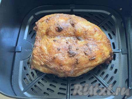 Чашу с куриной грудкой на кости отправить в аэрогриль, установить температуру 180 градусов, время - 35 минут. По истечении времени нужно проверить готовность мяса, для этого нужно ножом сделать глубокий прокол до самой кости, если выделяется прозрачный сок без примесей крови, значит грудка готова. Если же в соке присутствуют примеси крови, тогда увеличьте время запекания минут на 5.&nbsp;&nbsp;