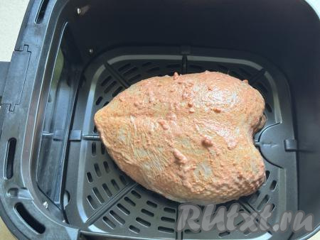 Замаринованную куриную грудку на кости поместить на решётку в чашу аэрогриля.&nbsp;