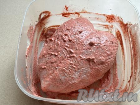 Смазать грудку майонезом со всех сторон. Накрыть ёмкость с мясом крышкой и оставить мариноваться при комнатной температуре минут на 30 (можно оставить мариноваться грудку и на более длительное время, но тогда ёмкость с мясом нужно будет поставить в холодильник).&nbsp;