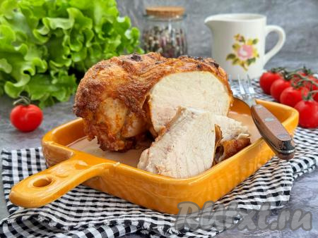 После остывания куриное мясо остаётся вкусным, его можно нарезать на тонкие кусочки и приготовить с ним бутерброды.