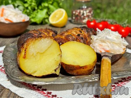 Картошка с салом в фольге на углях на мангале