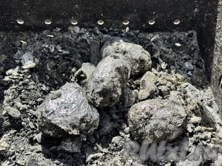 Картошку с салом, завёрнутую в фольгу, запекать в углях на мангале,&nbsp;периодически переворачивая, примерно&nbsp;20 минут. Готовность можно проверить, проткнув картошину зубочисткой прямо через фольгу. Если зубочистка легко входит в картошку, значит она запеклась до готовности и можно вынимать её из углей.