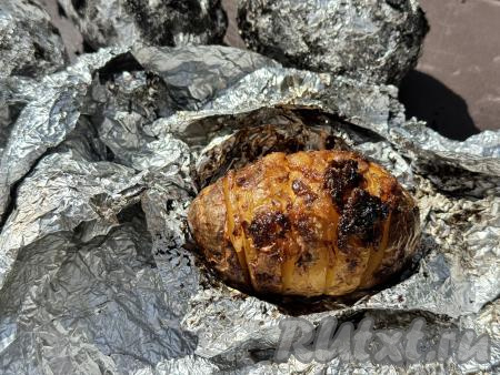 Готовую картошку достать аккуратно из мангала, развернуть фольгу.