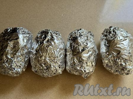 Аналогично нафаршировать салом, смазать маринадом и завернуть в два листа фольги все картошины.