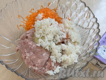 Морковь почистить и натереть на мелкой тёрке. В миске соединить мясной фарш, натёртую морковку, отваренный и остывший рис, всыпать соль и специи по вкусу.