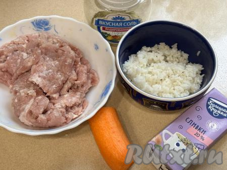 Подготовить продукты для приготовления тефтелей в сливочном соусе в аэрогриле. Рис промыть водой, выложить в кастрюлю с кипящей водой, перемешать, дать воде закипеть, после этого отварить рис на небольшом огне в течение 20-25 минут (до готовности), затем откинуть на сито, чтобы стекла лишняя вода. При желании можно взять 100 грамм варёного риса, оставшегося с обеда. Фарш можно приготовить в домашних условиях, пропустив кусочки любого мяса (я взяла свинину) через мясорубку, но при желании можно взять и покупной фарш. Сливки подойдут любой жирности (я купила жирностью 20%). 