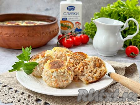 Нежные, вкусные, аппетитные тефтели вместе со сливочным соусом разложить по тарелкам и, дополнив гарниром, в горячем виде подать к столу.&nbsp;