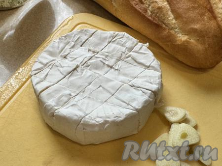 Камамбер вынуть из упаковки, переложить на доску.&nbsp;Традиционно камамбер запекается целиком, нужно&nbsp;только сделать на сыре надрезы, не прорезая его до конца.&nbsp;