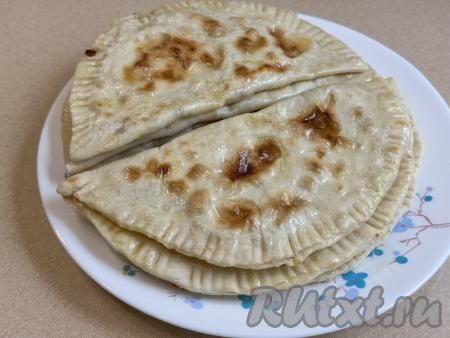 Постепенно пожарить на сухой сковороде все кутабы с творогом и зеленью, не забывая горячими смазывать их сливочным маслом.