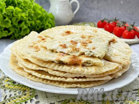 А вот как эти лепёшки выглядят в разрезе. Тонкое, нежное тесто кутабов замечательно сочетается с ароматной начинкой из творога и зелени. Угощайтесь!