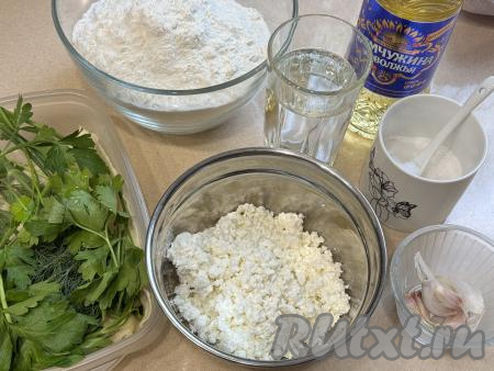 Подготовить продукты для приготовления кутабов с творогом и зеленью на сковороде. Зелень можно взять любую (у меня - петрушка и и укроп), её нужно промыть водой и обсушить. Творог подойдёт любой жирности (я использовала жирностью 5%).