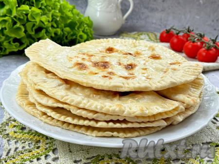 Кутабы с творогом и зеленью на сковороде
