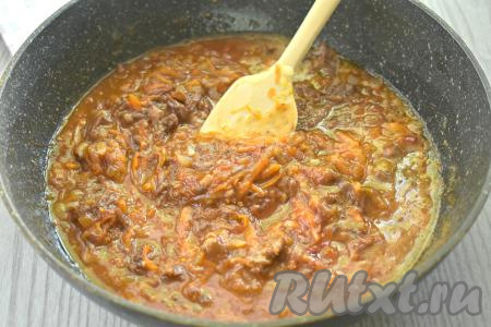 Перемешиваем овощи с тушёнкой и томатной пастой, обжариваем на среднем огне, достаточно часто разминая кусочки мяса, в течение 3-4 минут.