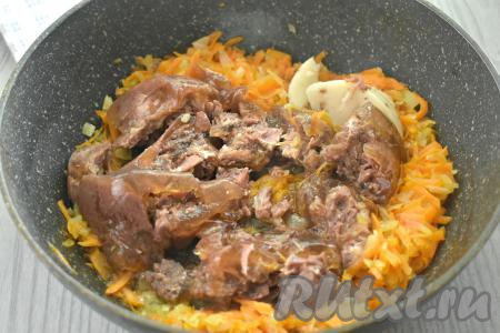 В сковороду с обжаренными овощами выкладываем тушёнку (у меня - тушёнка из говядины). Я добавила тушёнку вместе с жиром.
