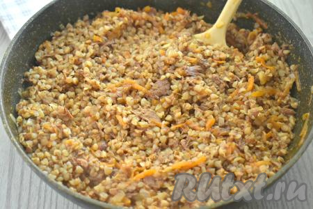 Накрываем сковороду крышкой, готовим гречку с тушёнкой и томатной пастой 20-25 минут (гречка должна стать мягкой, но не переваренной). Убираем сковороду с огня.