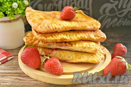 Слойки с клубникой в аэрогриле