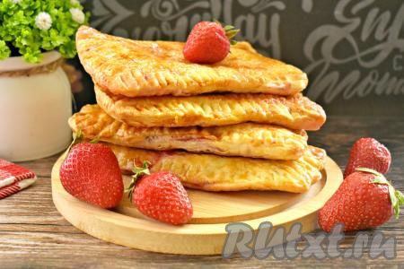 Готовую выпечку достаём из аэрогриля.  Вкусные, нежные слойки с сочной, ароматной начинкой из клубники к столу подаём тёплыми или полностью остывшими.