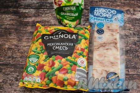 Подготовить продукты для приготовления минтая с мексиканской смесью в духовке. Замороженное филе минтая заранее достать из морозилки, вынуть из упаковки и разморозить в течение 30-40 минут при комнатной температуре. Замороженную мексиканскую смесь предварительно размораживать не нужно.
