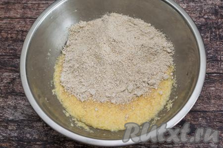 В миску с масляно-яичной массой добавить получившуюся овсяную муку.