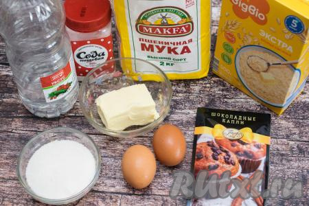 Подготовить продукты для приготовления овсяного печенья с шоколадными каплями. Овсяные хлопья выбирайте быстрого приготовления со временем варки не более 5 минут.