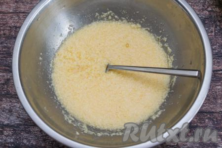 В миску с масляно-яичной массой добавить соду, погашенную уксусом, хорошо перемешать вилкой.