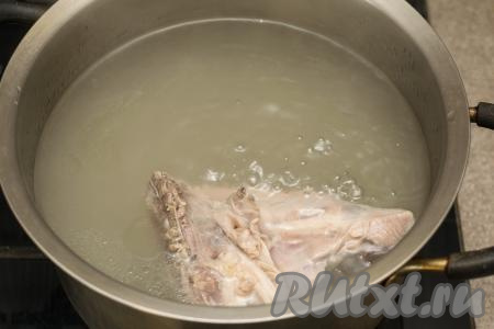 В кастрюлю выложить вымытый кусок мяса, влить 2 литра воды, поставить на сильный огонь. После закипания воды, убрав с поверхности пену, отварить мясо на небольшом огне до готовности (на варку курицы и индейки с момента закипания воды потребуется 30-35 минут, свинины - не менее 1 часа, говядины - 1,5 часа и более). После того как мясо сварится до готовности, достать его из бульона, дать немного остыть. Бульон при необходимости процедить и вернуть в кастрюлю.