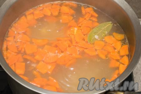 Посолить суп по вкусу. Дать закипеть, уменьшить огонь, варить 15 минут.