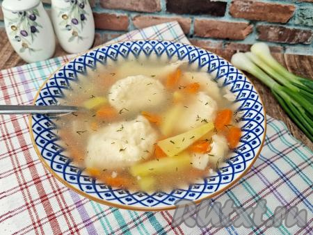 Аппетитный, вкусный, насыщенный суп, сваренный с нежными, мягкими клёцками, замешанными на сметане, разлить по тарелкам, дополнить мелко нарезанной зеленью и в горячем виде подать к столу.