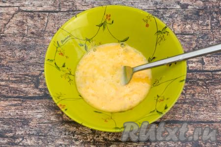 Пока варятся овощи, замесим тесто для клёцек. Для этого в небольшую достаточно глубокую тарелку нужно вбить сырое яйцо, всыпать небольшую щепотку соли, взбить вилкой до однородности.