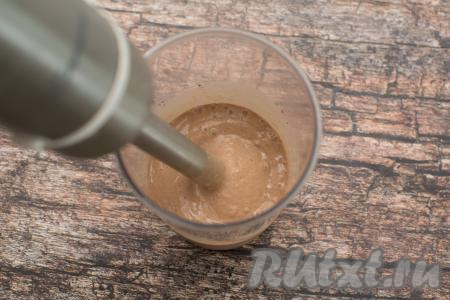 При помощи погружного блендера пробить бананы с молочно-шоколадной смесью до однородности.