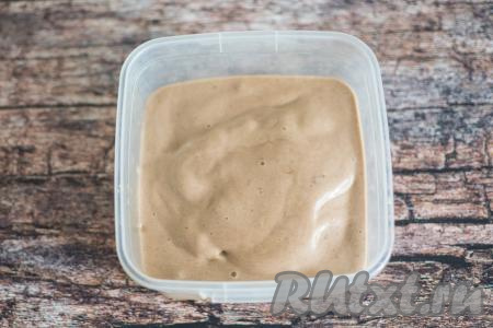 Мне это нежное, вкусное мороженое нравится есть сразу после приготовления. Но если вы любите хорошо застывшее мороженое, нужно переложить шоколадно-банановую массу из чаши блендера в пластиковый контейнер, закрыть крышкой и отправить в морозилку на 2 часа. Каждые 30 минут нужно доставать мороженое из морозилки и хорошо его перемешивать. Это делается для того, чтобы мороженое не кристаллизовалось, а имело мягкую консистенцию.