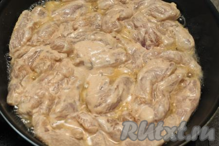Когда мясо промаринуется, хорошо разогреть сковороду с добавлением растительного масла. Выложить на сковородку кусочки куриного филе вместе с греческим йогуртом. Дождаться, когда жидкость в сковороде закипит, сделать огонь ниже среднего, накрыть сковороду крышкой.