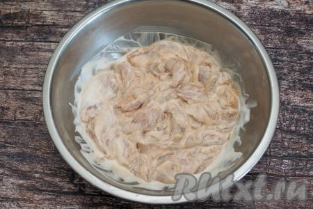 Перемешать куриное филе, покрывая его греческим йогуртом со всех сторон, накрыть миску крышкой и оставить на 30 минут при комнатной температуре, чтобы мясо немного промариновалось. Если оставляете мясо больше, чем на 30 минут, тогда лучше поместить его в холодильник.
