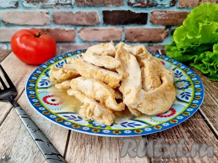 Кусочки нежного, ароматного, мягкого куриного филе, приготовленного в греческом йогурте, разложить по тарелкам и в горячем виде подать к столу, дополнив любимым гарниром, поливая вкуснейшим соусом, который образовался в процессе тушения мяса на сковороде.