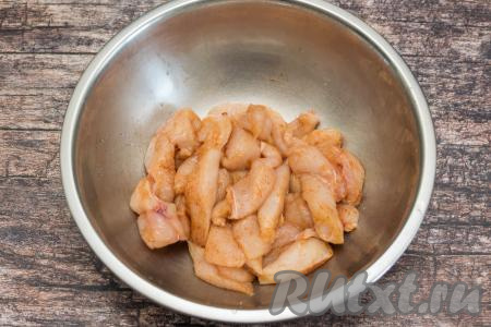 Перемешать куриное филе, чтобы специи и соль равномерно распределились по мясу.