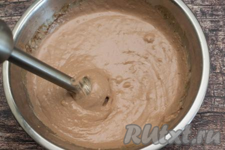 Погружным блендером пробить творог, яйца, сахар, какао и бананы до получения однородной массы.