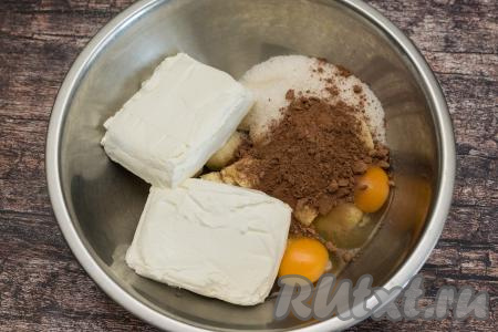 Затем всыпать сахар и какао.