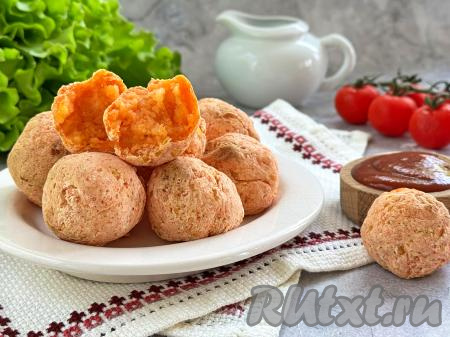 Готовые нежные, вкусные картофельные шарики с сыром достать из чаши аэрогриля, выложить на тарелку и, дополнив любимым соусом (например, томатным), в качестве закуски в тёплом виде подать к столу.