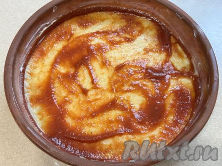 Слой картофельного пюре смазать кетчупом (или томатным соусом).&nbsp;