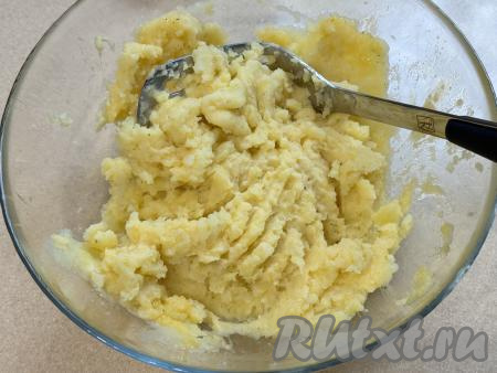 Ещё раз размять картошку толкушкой. Если нужно, подсолить картофель по вкусу.&nbsp;