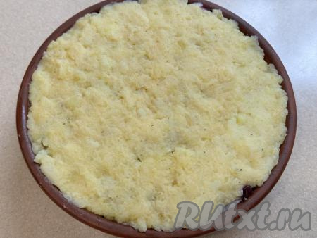 Поверх начинки равномерно распределить оставшееся картофельное пюре, слегка утрамбовать.&nbsp;