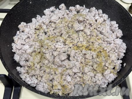 За 2-3 минуты до окончания обжаривания фарша добавить соль и специи по вкусу, перемешать. Снять фарш с огня, дать немного остыть.