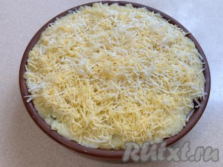 Слой картофеля равномерно посыпать натёртым сыром.