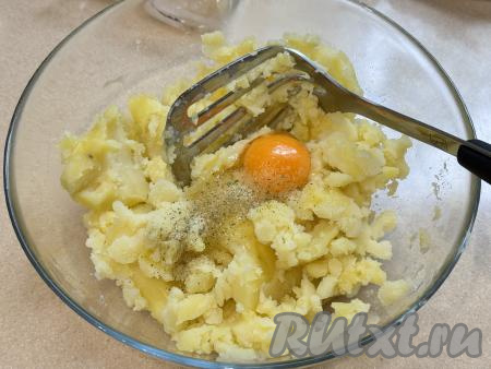 С помощью толкушки размять варёный картофель до получения пюре, затем вбить сырое яйцо, приправить специями по вкусу.