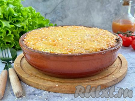 Готовое вкусное, нежное, сытное блюдо достать из духовки и в горячем виде подать к столу. Я перед подачей посыпала запеканку кунжутом.