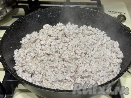 В сковороде хорошо прогреть растительное масло, выложить фарш. Обжарить фарш на среднем огне, достаточно часто перемешивая и разбивая комочки мяса, в течение 10-12 минут.&nbsp;