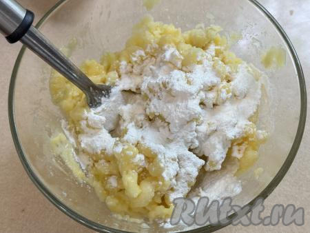 Перемешать картофельное пюре толкушкой, добавить картофельный (или кукурузный) крахмал. Крахмал добавляется для улучшения текстуры картофельного теста, он сделает готовые гнёзда более нежными и воздушными.