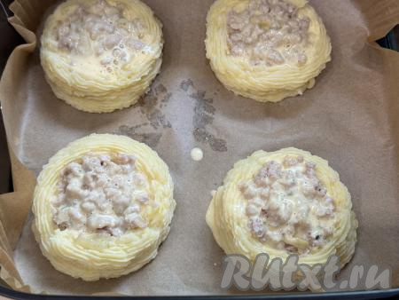 Выложить поверх фарша на картофельные гнёзда, находящиеся в чаше аэрогриля, примерно по 2 чайных ложки заливки.